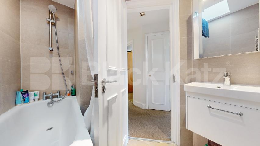 Lovely two bed set within a period house close to Tube & Shops Finchley Road, Finchley Road / Swiss Cottage